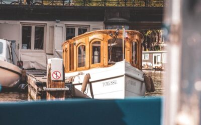 Bootverhuur Giethoorn: ontspannen varen door het mooiste waterdorp van Nederland