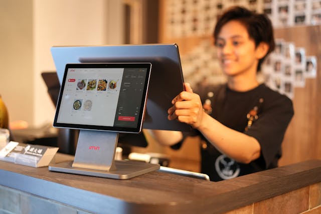Self-service vs. persoonlijk contact: waar ligt de ideale balans?